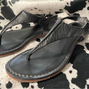 Frye Women's Black Carson Seam T Sandals‎ Size 6